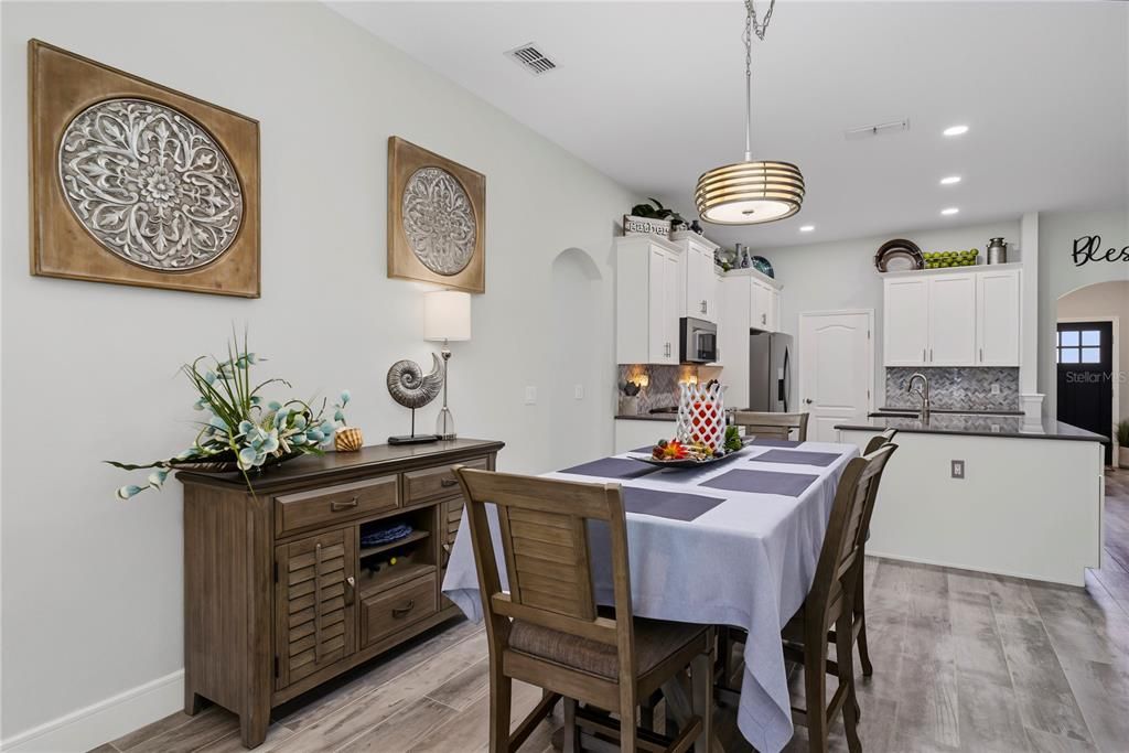 En Venta: $675,000 (4 camas, 2 baños, 2328 Pies cuadrados)