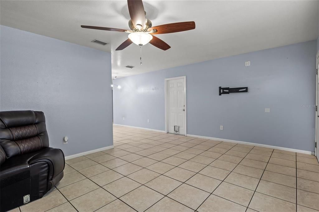 For Sale: $210,000 (3 beds, 2 baths, 1108 Square Feet)