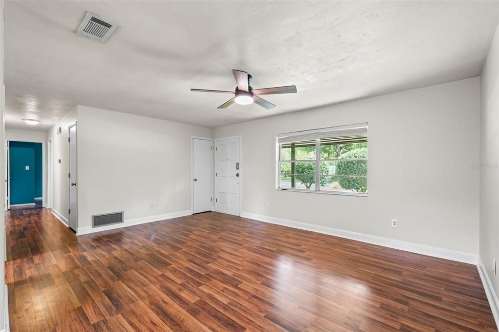 For Sale: $250,000 (3 beds, 2 baths, 1118 Square Feet)