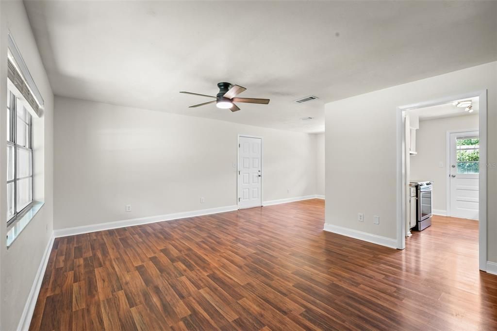 For Sale: $250,000 (3 beds, 2 baths, 1118 Square Feet)