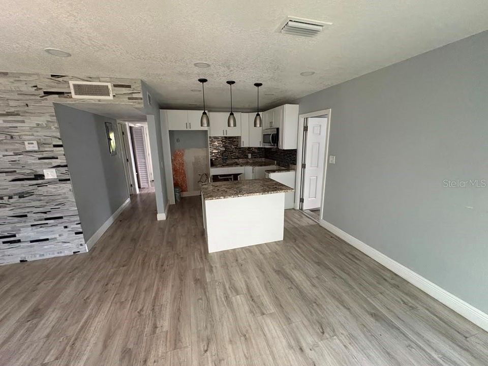 For Sale: $240,000 (2 beds, 1 baths, 1050 Square Feet)