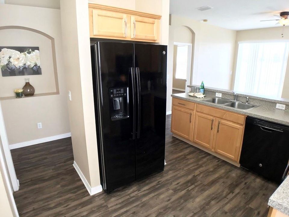 For Rent: $2,100 (3 beds, 2 baths, 1592 Square Feet)