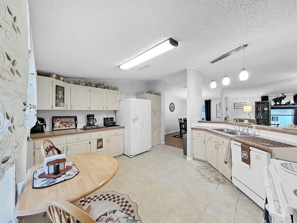 For Sale: $265,000 (3 beds, 2 baths, 1566 Square Feet)