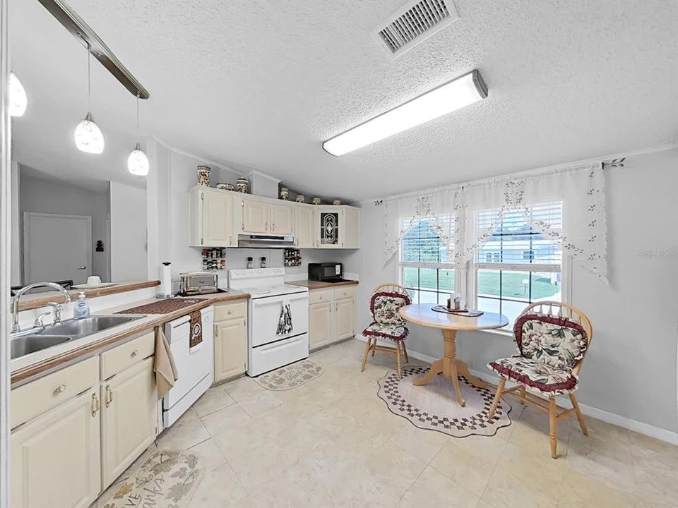 For Sale: $265,000 (3 beds, 2 baths, 1566 Square Feet)