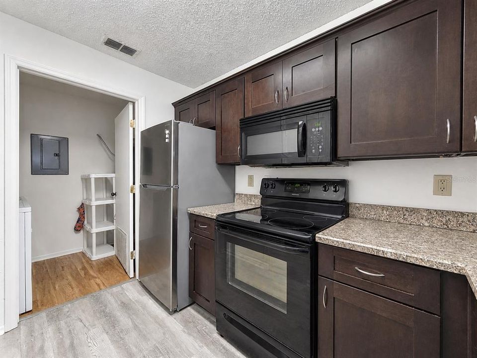 For Sale: $179,900 (3 beds, 3 baths, 1198 Square Feet)