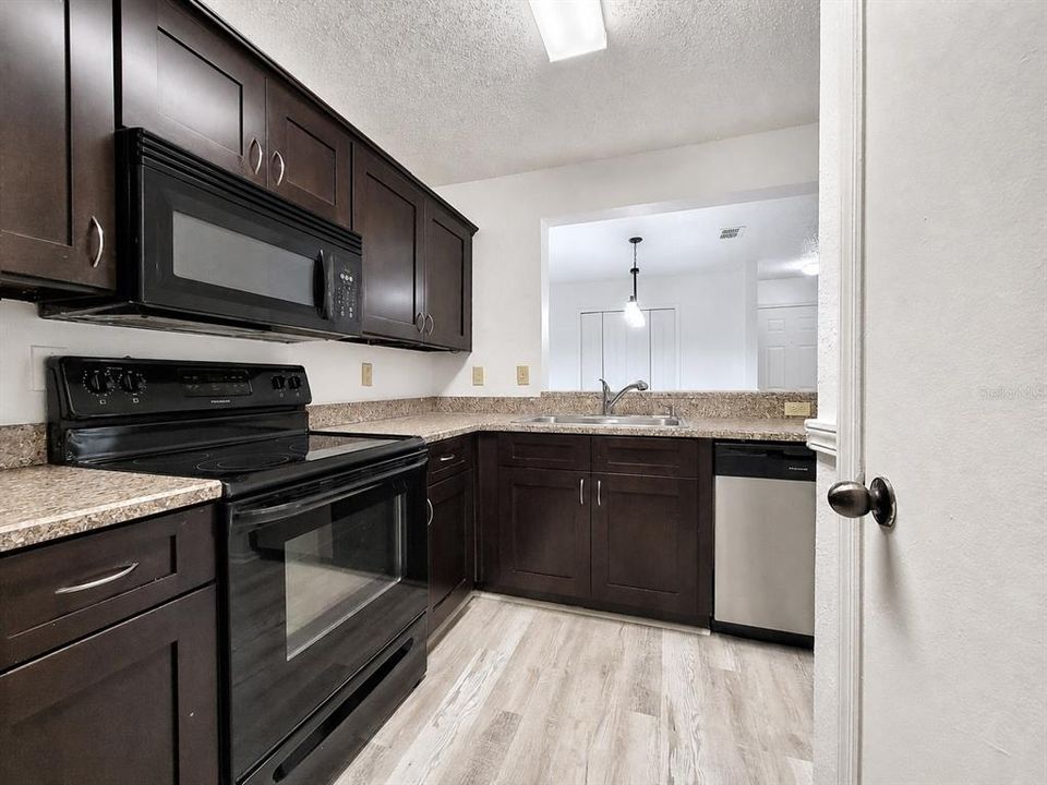 For Sale: $179,900 (3 beds, 3 baths, 1198 Square Feet)
