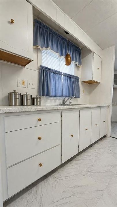 For Rent: $1,000 (2 beds, 1 baths, 720 Square Feet)