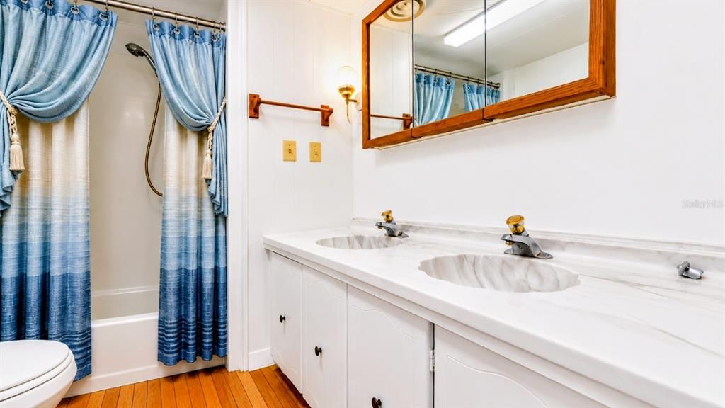 For Rent: $1,000 (2 beds, 1 baths, 720 Square Feet)