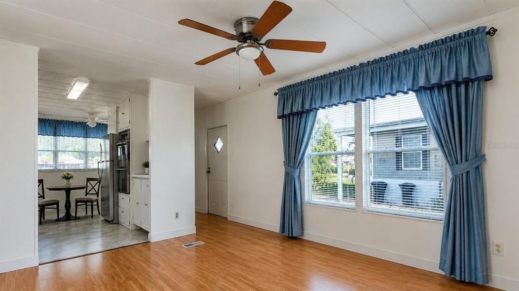 For Rent: $1,000 (2 beds, 1 baths, 720 Square Feet)