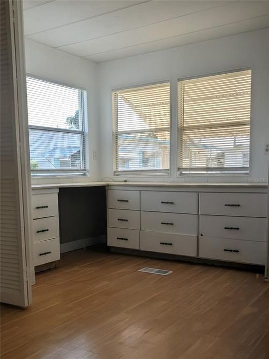 For Rent: $1,000 (2 beds, 1 baths, 720 Square Feet)