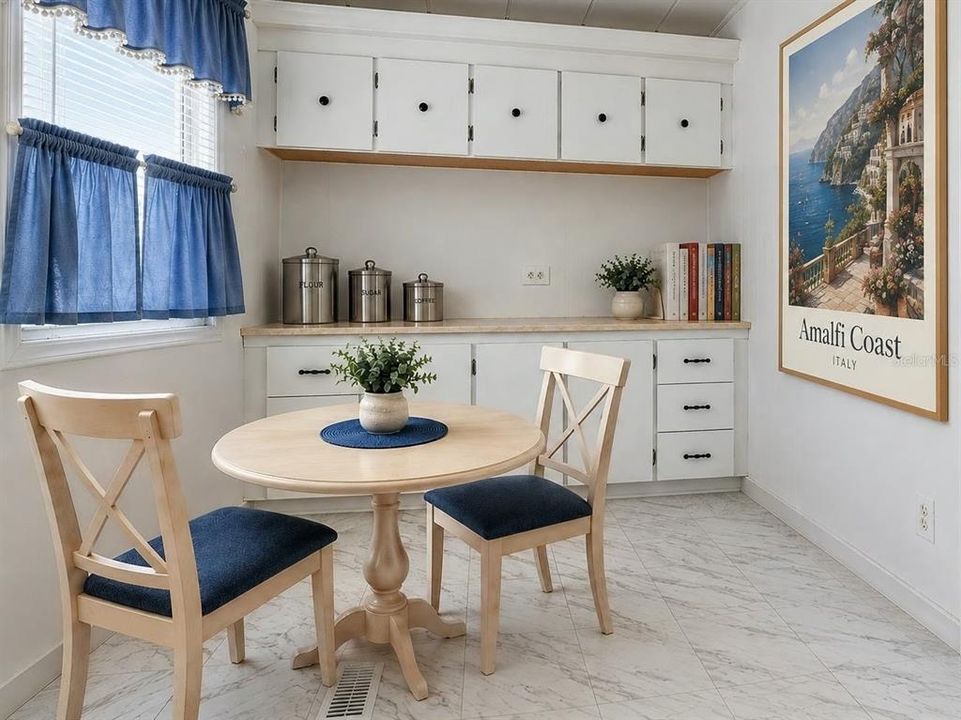 For Rent: $1,000 (2 beds, 1 baths, 720 Square Feet)