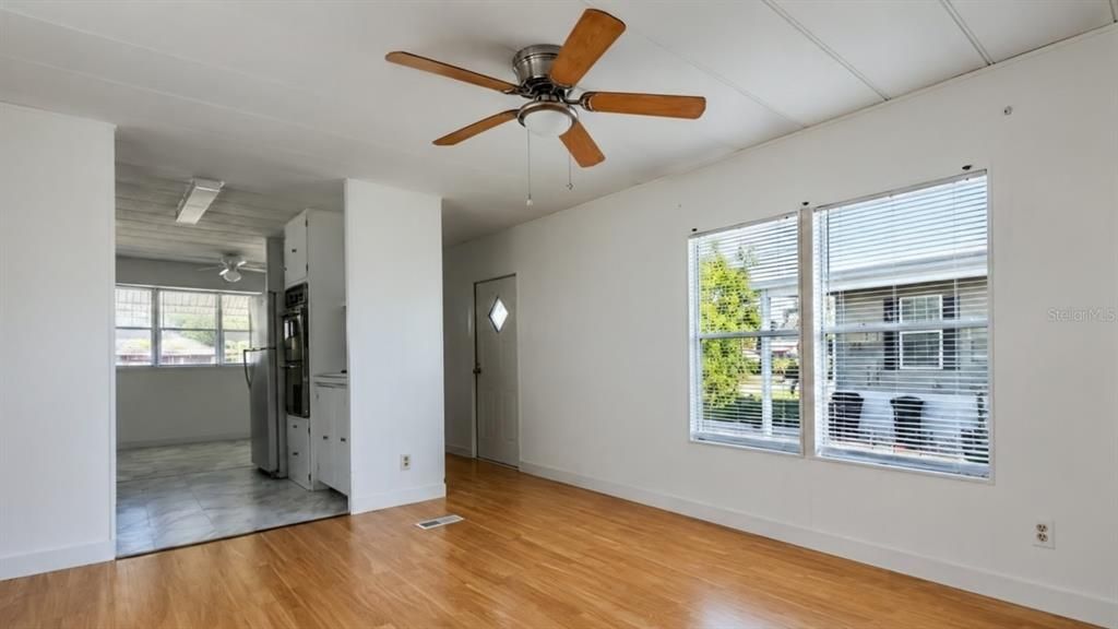 For Rent: $1,000 (2 beds, 1 baths, 720 Square Feet)