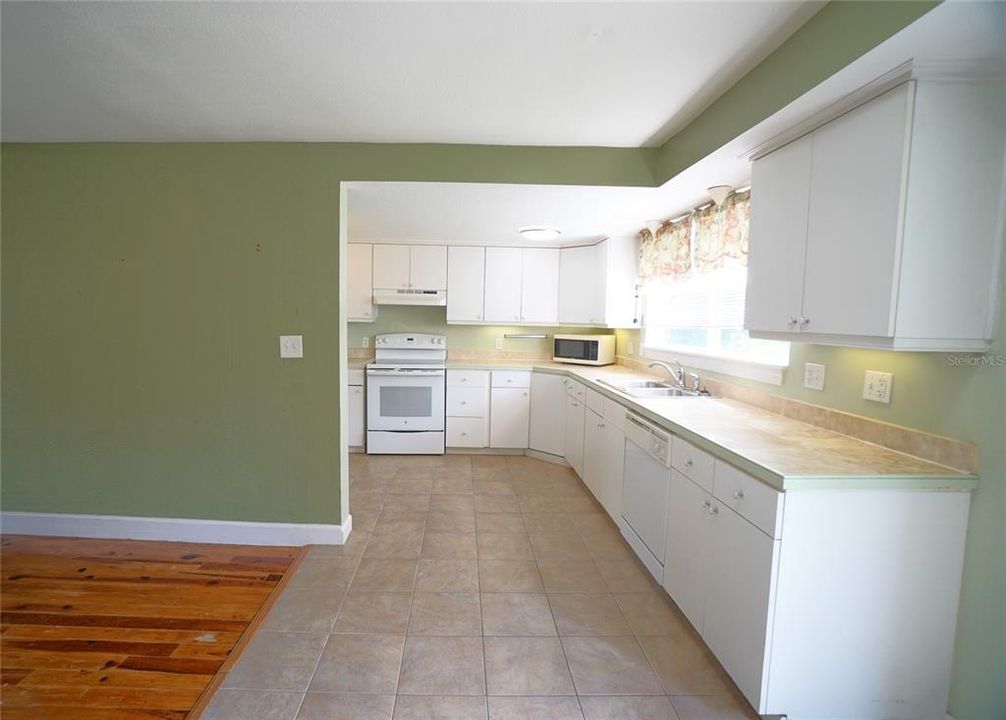 For Rent: $2,100 (3 beds, 2 baths, 1248 Square Feet)