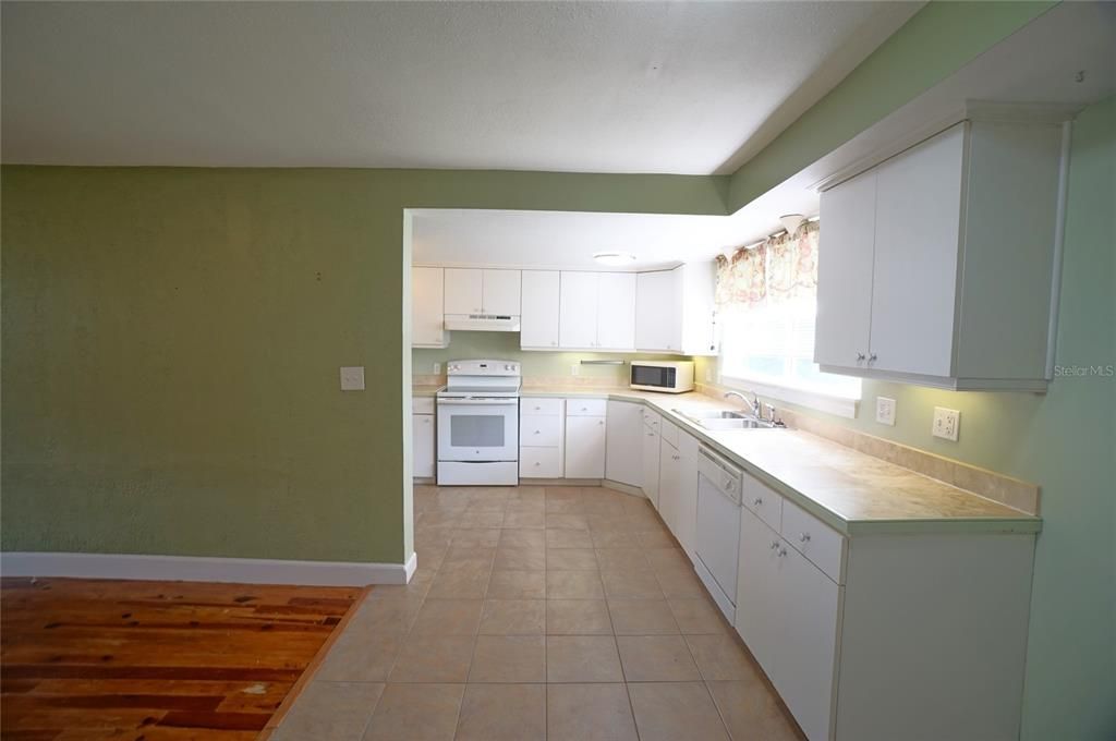 For Rent: $2,100 (3 beds, 2 baths, 1248 Square Feet)