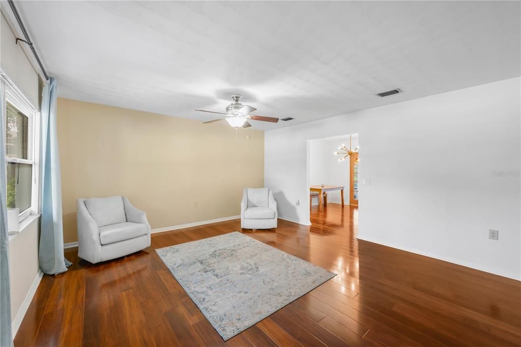 For Sale: $450,000 (3 beds, 3 baths, 1316 Square Feet)
