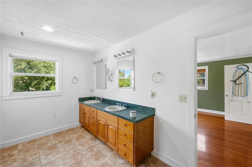 For Sale: $450,000 (3 beds, 3 baths, 1316 Square Feet)
