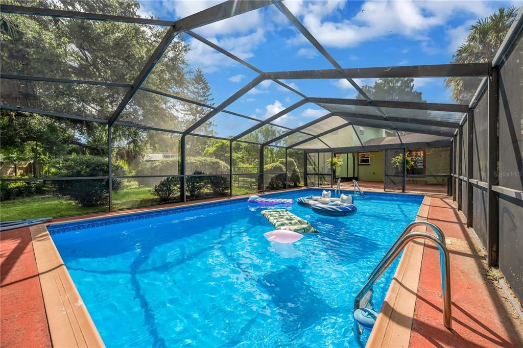 For Sale: $450,000 (3 beds, 3 baths, 1316 Square Feet)