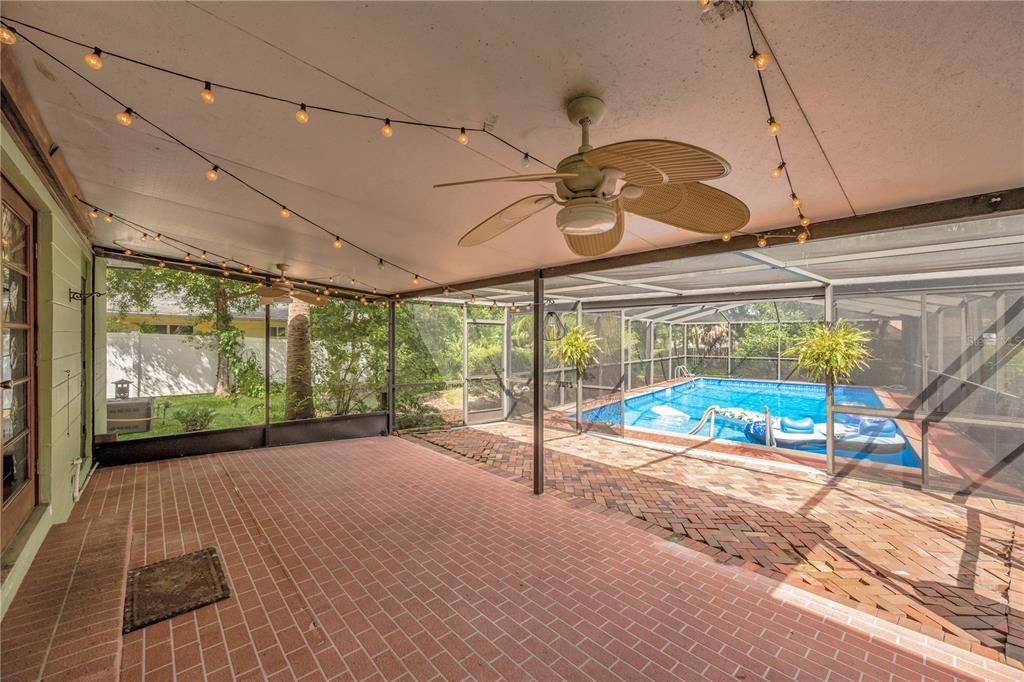For Sale: $450,000 (3 beds, 3 baths, 1316 Square Feet)