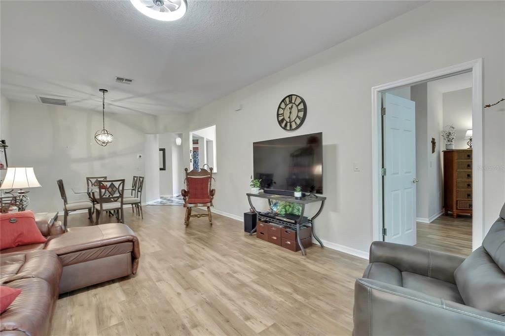 For Sale: $249,999 (2 beds, 2 baths, 1238 Square Feet)