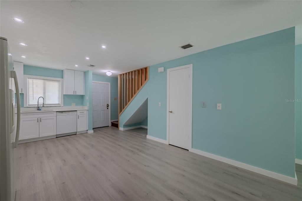 На продажу: $192,000 (2 спален, 2 ванн, 928 Квадратных фут)