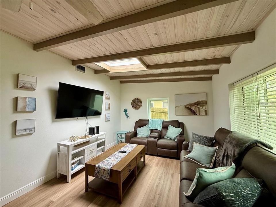 For Rent: $2,600 (2 beds, 1 baths, 756 Square Feet)