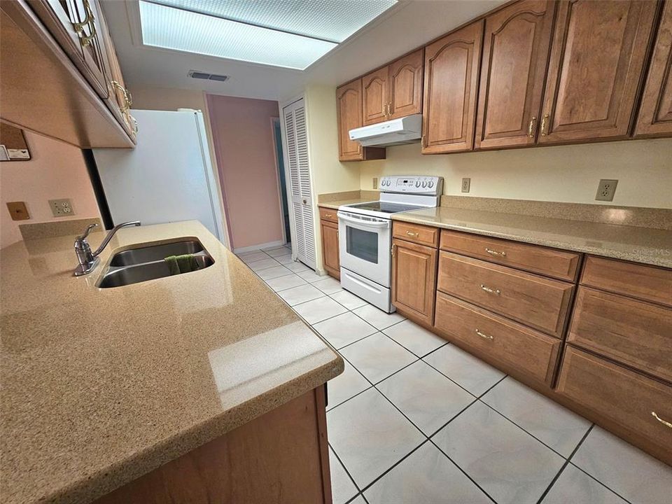 На продажу: $390,000 (3 спален, 2 ванн, 1869 Квадратных фут)