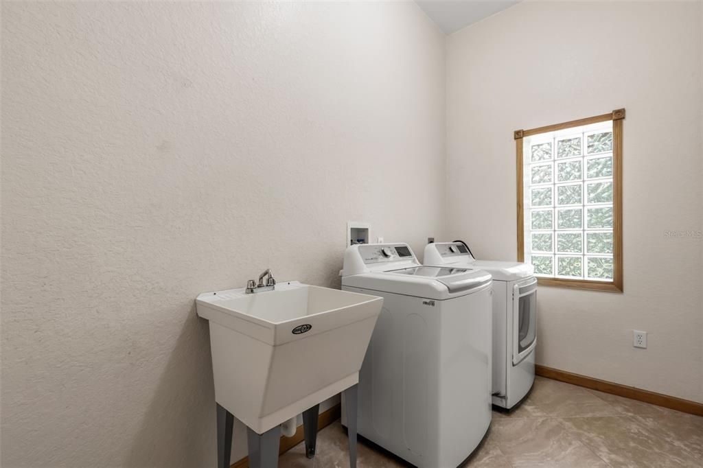 En Venta: $839,900 (3 camas, 3 baños, 3356 Pies cuadrados)