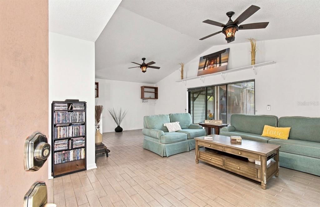 En Venta: $365,000 (3 camas, 2 baños, 1337 Pies cuadrados)