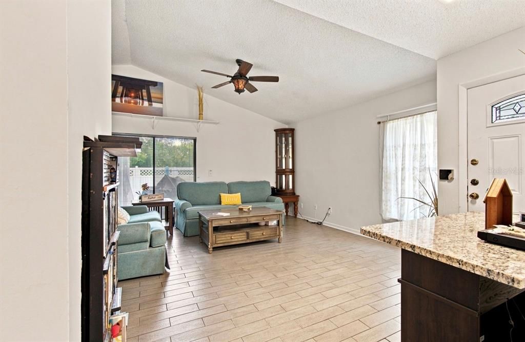 En Venta: $365,000 (3 camas, 2 baños, 1337 Pies cuadrados)
