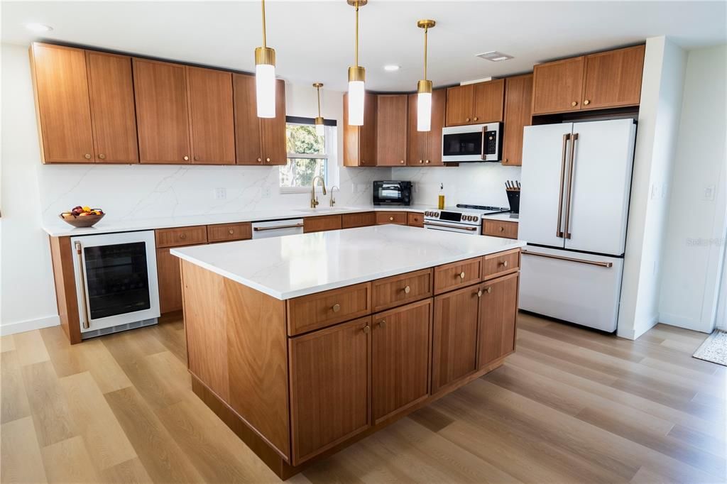 For Sale: $799,000 (3 beds, 2 baths, 1386 Square Feet)