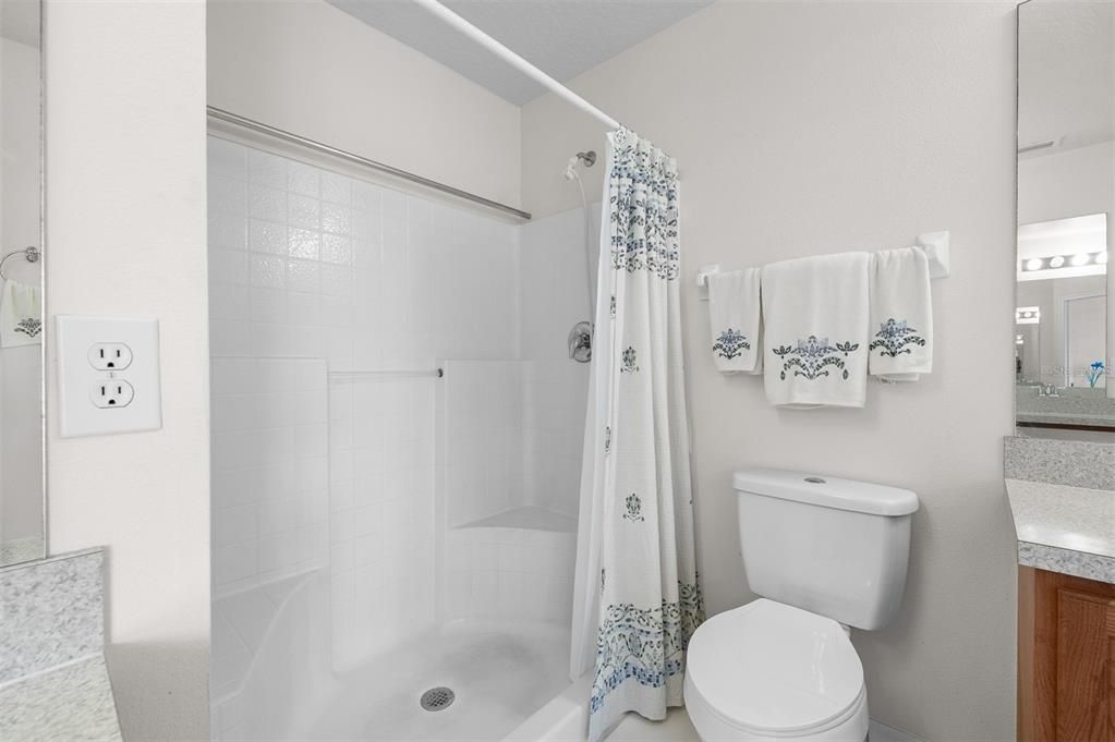 Activo con contrato: $299,900 (3 camas, 2 baños, 2027 Pies cuadrados)