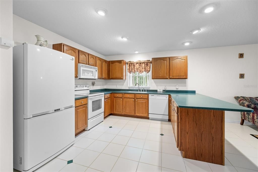 Activo con contrato: $299,900 (3 camas, 2 baños, 2027 Pies cuadrados)