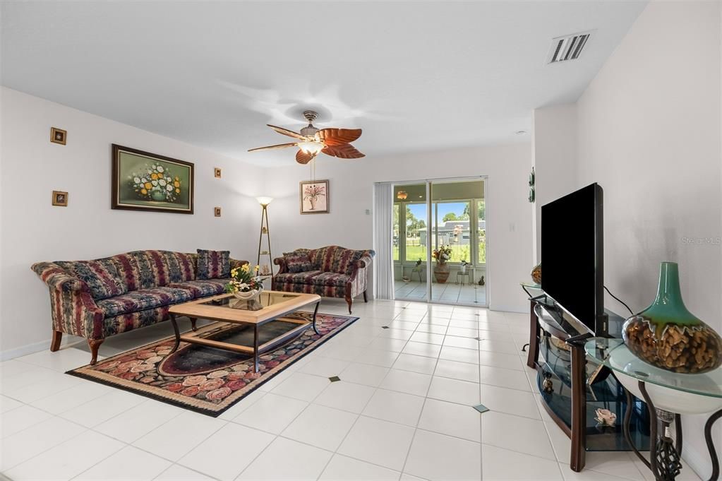 Activo con contrato: $299,900 (3 camas, 2 baños, 2027 Pies cuadrados)