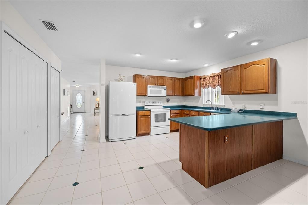 Activo con contrato: $299,900 (3 camas, 2 baños, 2027 Pies cuadrados)