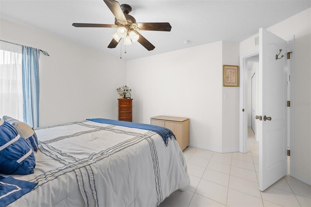 Activo con contrato: $299,900 (3 camas, 2 baños, 2027 Pies cuadrados)