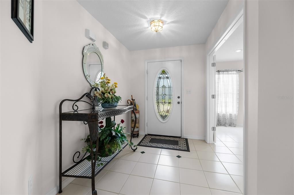 Activo con contrato: $299,900 (3 camas, 2 baños, 2027 Pies cuadrados)