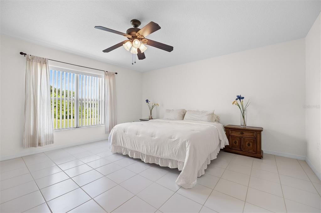 Activo con contrato: $299,900 (3 camas, 2 baños, 2027 Pies cuadrados)