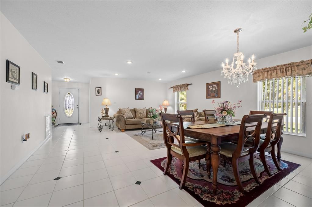 Activo con contrato: $299,900 (3 camas, 2 baños, 2027 Pies cuadrados)