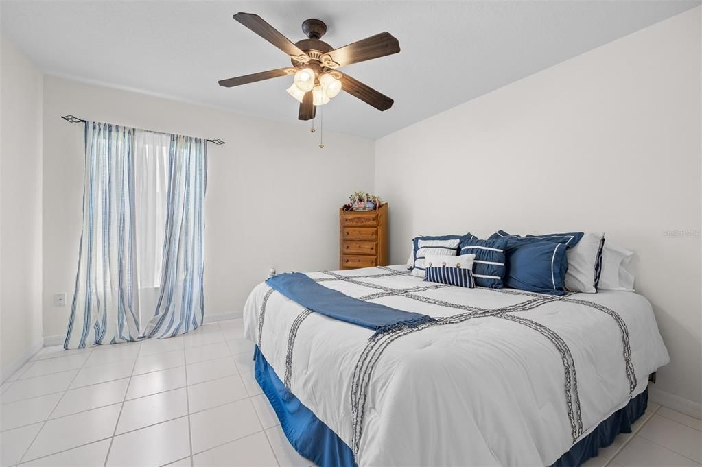 Activo con contrato: $299,900 (3 camas, 2 baños, 2027 Pies cuadrados)