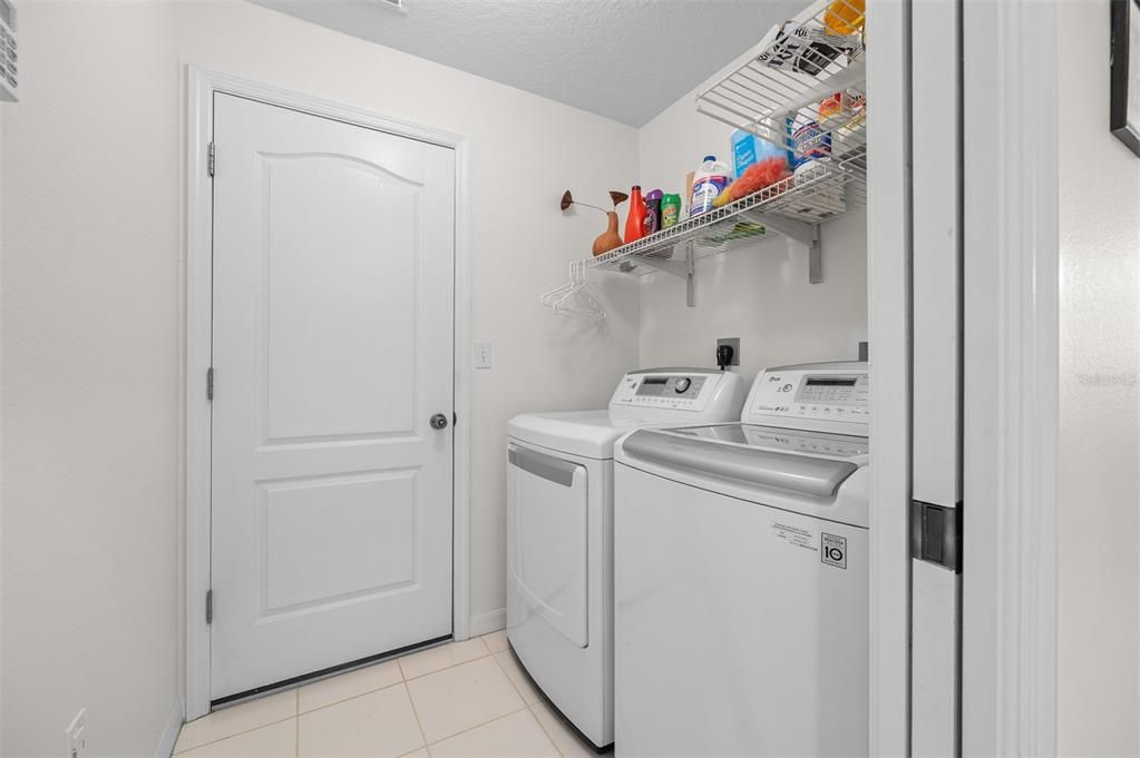 Activo con contrato: $299,900 (3 camas, 2 baños, 2027 Pies cuadrados)