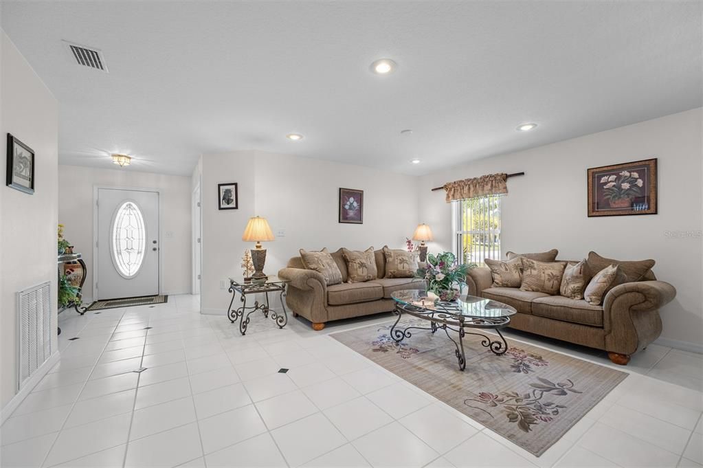 Activo con contrato: $299,900 (3 camas, 2 baños, 2027 Pies cuadrados)