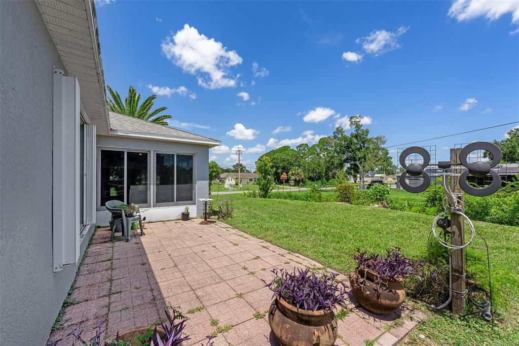 Activo con contrato: $299,900 (3 camas, 2 baños, 2027 Pies cuadrados)