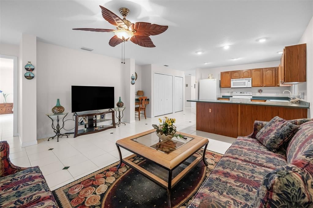 Activo con contrato: $299,900 (3 camas, 2 baños, 2027 Pies cuadrados)