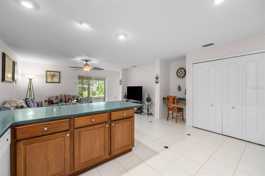 Activo con contrato: $299,900 (3 camas, 2 baños, 2027 Pies cuadrados)