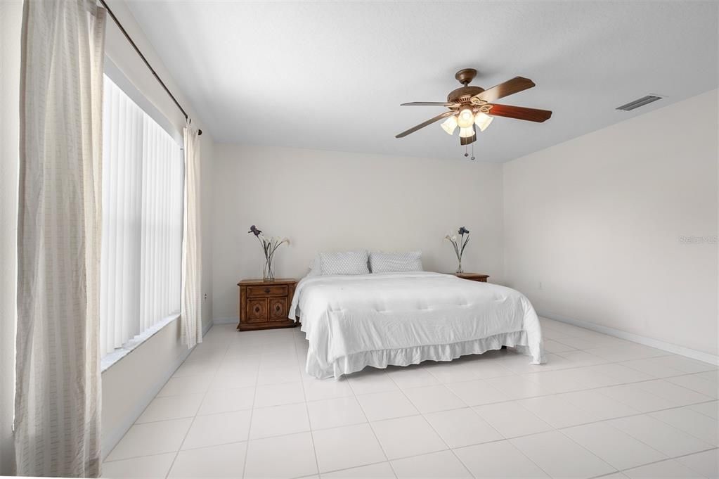 Activo con contrato: $299,900 (3 camas, 2 baños, 2027 Pies cuadrados)