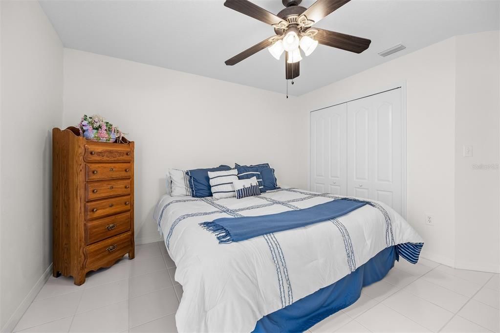 Activo con contrato: $299,900 (3 camas, 2 baños, 2027 Pies cuadrados)