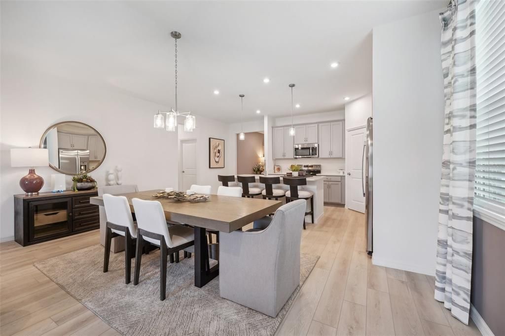 En Venta: $368,990 (4 camas, 3 baños, 2210 Pies cuadrados)