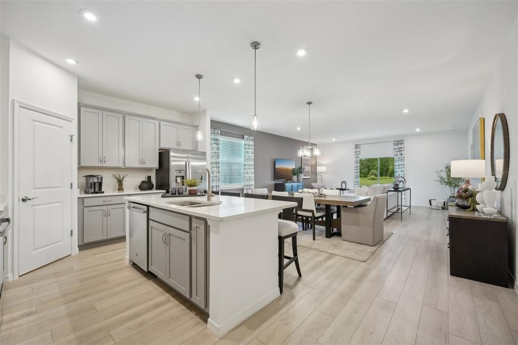 En Venta: $368,990 (4 camas, 3 baños, 2210 Pies cuadrados)
