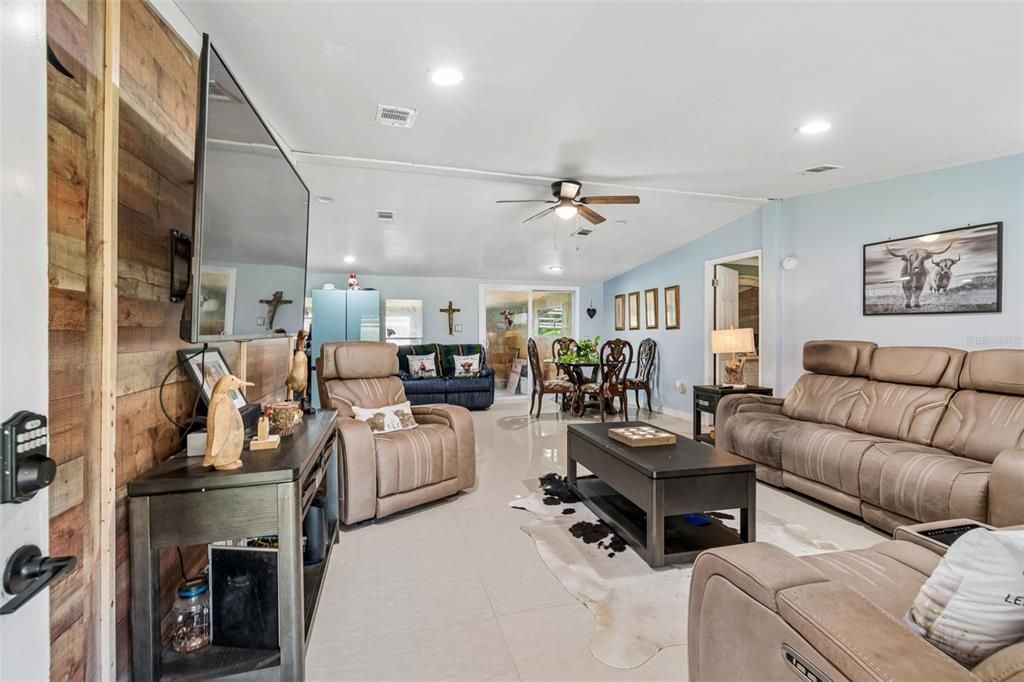For Sale: $375,000 (3 beds, 3 baths, 1782 Square Feet)