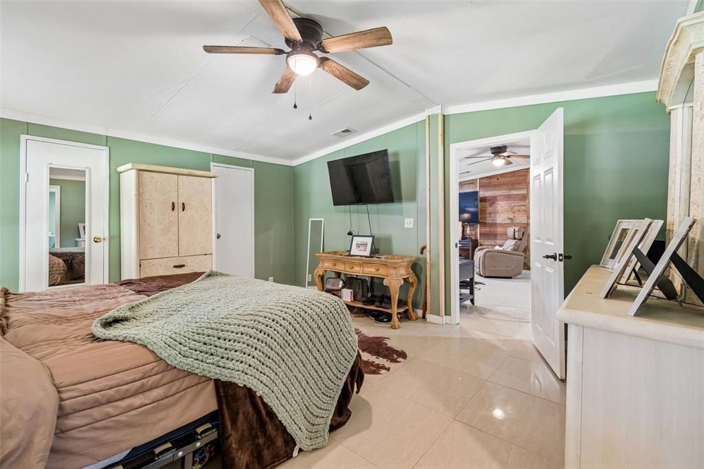 For Sale: $375,000 (3 beds, 3 baths, 1782 Square Feet)